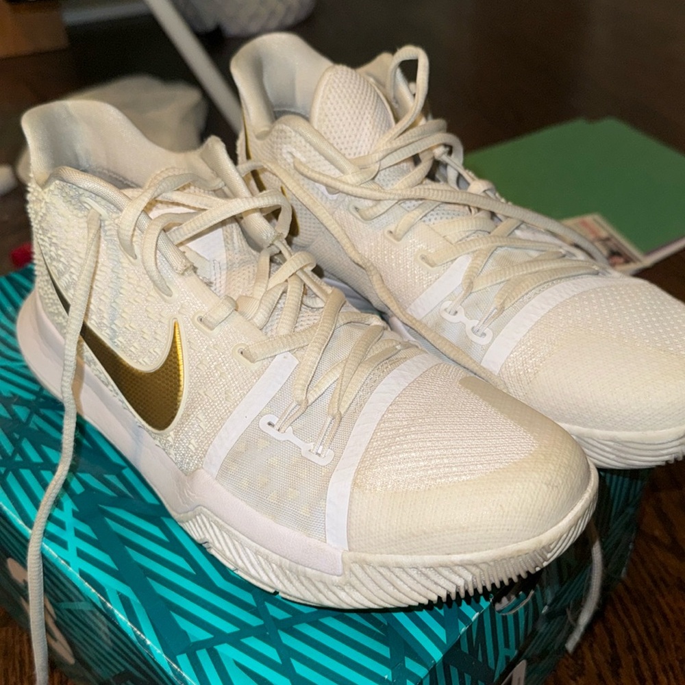 White Kyrie Irving men’s basketball shoes